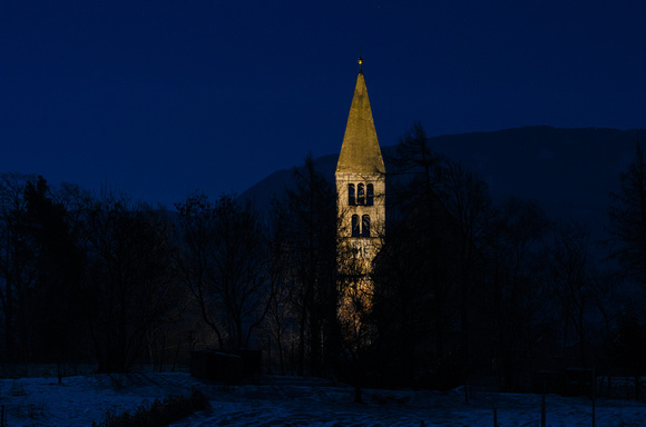 Grauner Kirchturm bei Nacht